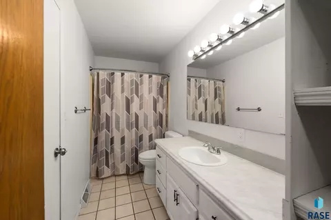Bath - 1108 E Dove Trl, Sioux Falls, SD 57108 photo 1 of 3