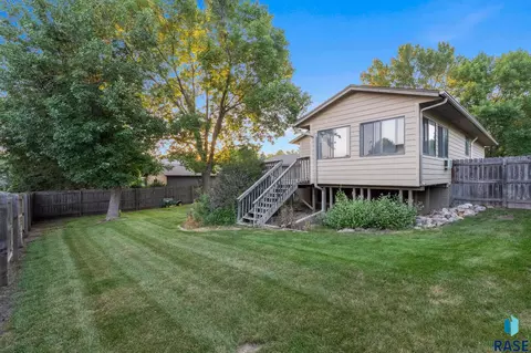 Exterior - 1108 E Dove Trl, Sioux Falls, SD 57108 photo 2 of 5