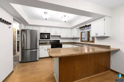 Kitchen - 1108 E Dove Trl, Sioux Falls, SD 57108 photo 3 of 4