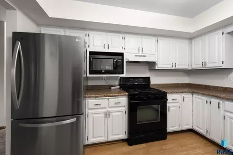 Kitchen - 1108 E Dove Trl, Sioux Falls, SD 57108 photo 1 of 4