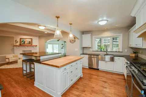 Kitchen - Edgewood Rd, Sioux Falls, SD 57103 photo 4 of 4