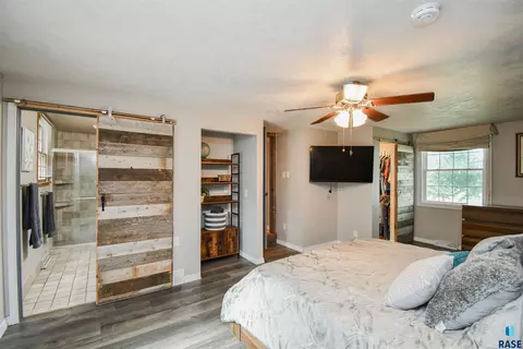 Bedroom - Edgewood Rd, Sioux Falls, SD 57103 photo 2 of 8