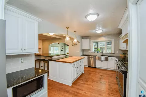 Kitchen - Edgewood Rd, Sioux Falls, SD 57103 photo 3 of 4