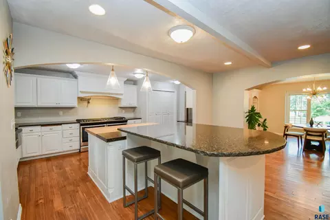 Kitchen - Edgewood Rd, Sioux Falls, SD 57103 photo 2 of 4