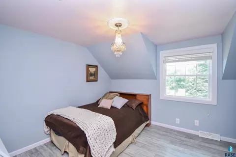 Bedroom - Edgewood Rd, Sioux Falls, SD 57103 photo 4 of 8