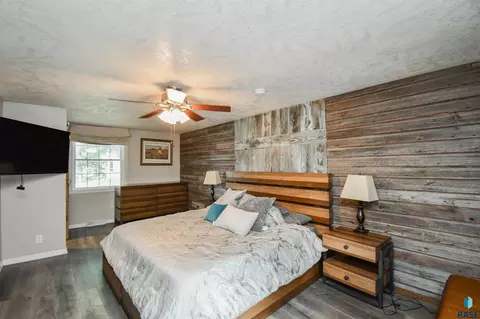 Bedroom - Edgewood Rd, Sioux Falls, SD 57103 photo 1 of 8