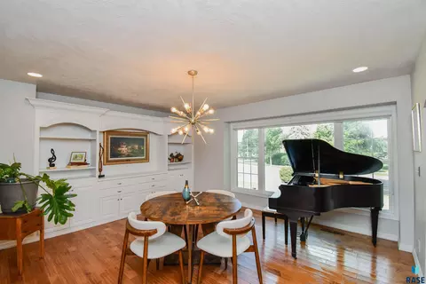 Dining - Edgewood Rd, Sioux Falls, SD 57103 photo 1 of 3
