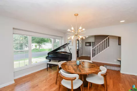 Dining - Edgewood Rd, Sioux Falls, SD 57103 photo 3 of 3