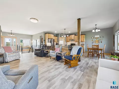 Living - 47504 Pony Meadow Ct, Renner, SD 57055 photo 5 of 11