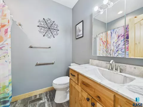 Bath - 47504 Pony Meadow Ct, Renner, SD 57055 photo 5 of 7