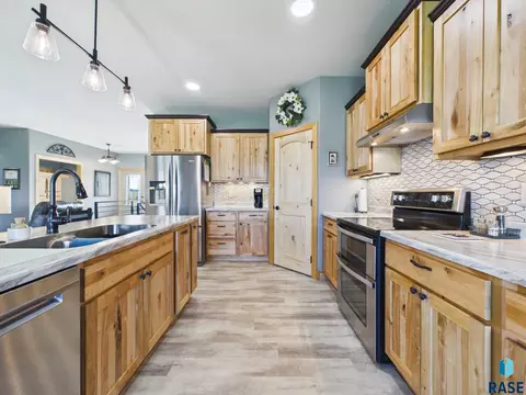 Kitchen - 47504 Pony Meadow Ct, Renner, SD 57055 photo 2 of 6