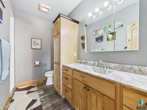 Bath - 47504 Pony Meadow Ct, Renner, SD 57055 photo 2 of 7