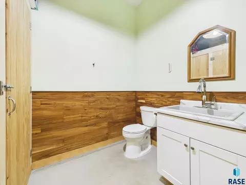 Bath - 47504 Pony Meadow Ct, Renner, SD 57055 photo 6 of 7