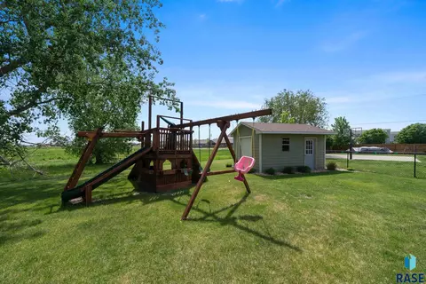 Exterior - 3708 E Wakefield Cir, Sioux Falls, SD 57103 photo 6 of 9