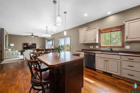 Kitchen - 3708 E Wakefield Cir, Sioux Falls, SD 57103 photo 6 of 7