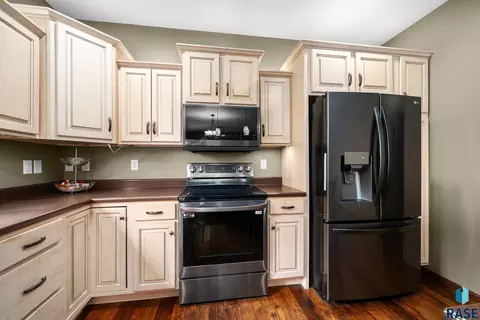 Kitchen - 3708 E Wakefield Cir, Sioux Falls, SD 57103 photo 2 of 7