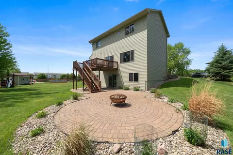 Exterior - 3708 E Wakefield Cir, Sioux Falls, SD 57103 photo 3 of 9