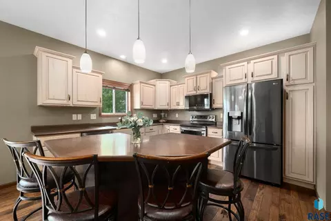 Kitchen - 3708 E Wakefield Cir, Sioux Falls, SD 57103 photo 5 of 7