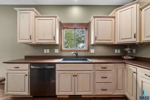 Kitchen - 3708 E Wakefield Cir, Sioux Falls, SD 57103 photo 4 of 7