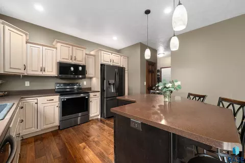 Kitchen - 3708 E Wakefield Cir, Sioux Falls, SD 57103 photo 3 of 7