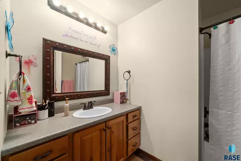 Bath - 3708 E Wakefield Cir, Sioux Falls, SD 57103 photo 4 of 5