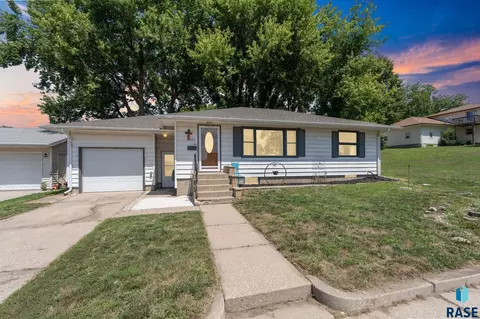 206 E 4th St, Dell Rapids, SD 57022 photo 1