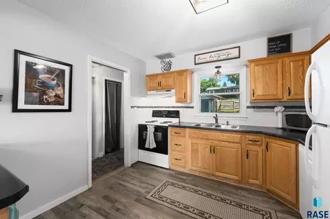 206 E 4th St, Dell Rapids, SD 57022 photo 3