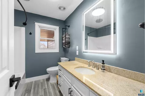 Bath - 1409 Splitrock Blvd, Brandon, SD 57005 photo 2 of 2