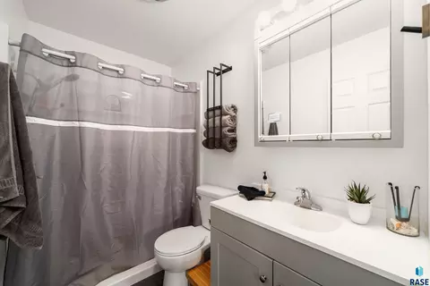 Bath - 1409 Splitrock Blvd, Brandon, SD 57005 photo 1 of 2