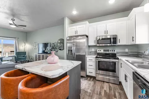 Kitchen - 1208 N Broken Bow Ave, Sioux Falls, SD 57103 photo 3 of 5