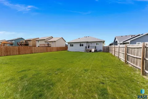 Exterior - 1208 N Broken Bow Ave, Sioux Falls, SD 57103 photo 8 of 13