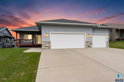 Exterior - 1208 N Broken Bow Ave, Sioux Falls, SD 57103 photo 2 of 13