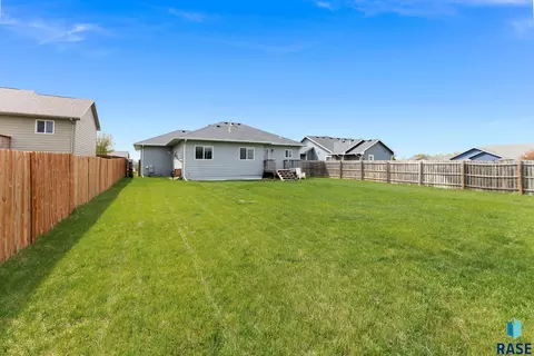 Exterior - 1208 N Broken Bow Ave, Sioux Falls, SD 57103 photo 11 of 13