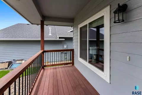 Exterior - 1208 N Broken Bow Ave, Sioux Falls, SD 57103 photo 4 of 13