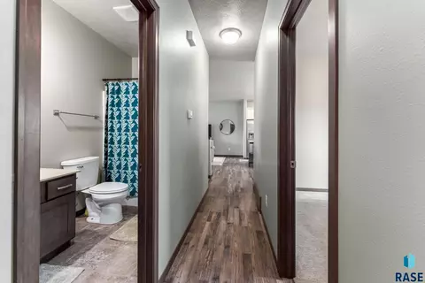 Entry Way - 1208 N Broken Bow Ave, Sioux Falls, SD 57103 photo 4 of 5