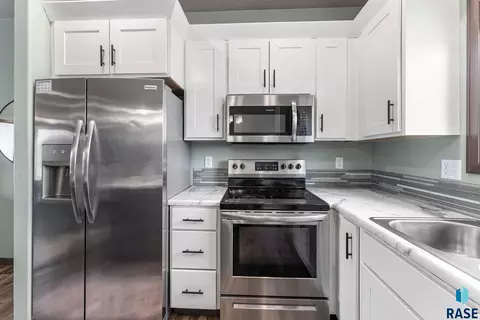 Kitchen - 1208 N Broken Bow Ave, Sioux Falls, SD 57103 photo 4 of 5