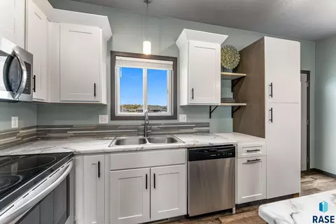 Kitchen - 1208 N Broken Bow Ave, Sioux Falls, SD 57103 photo 5 of 5