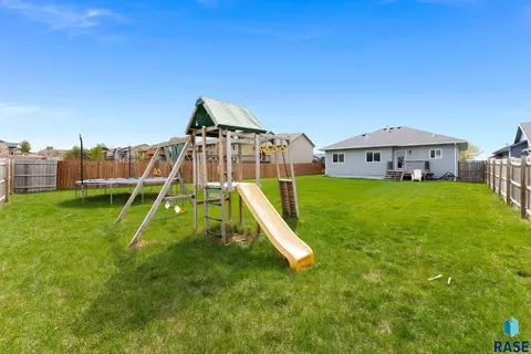 Exterior - 1208 N Broken Bow Ave, Sioux Falls, SD 57103 photo 9 of 13