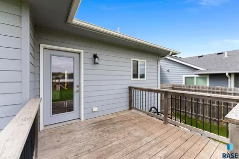 Exterior - 1208 N Broken Bow Ave, Sioux Falls, SD 57103 photo 5 of 13