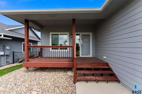 Exterior - 1208 N Broken Bow Ave, Sioux Falls, SD 57103 photo 3 of 13