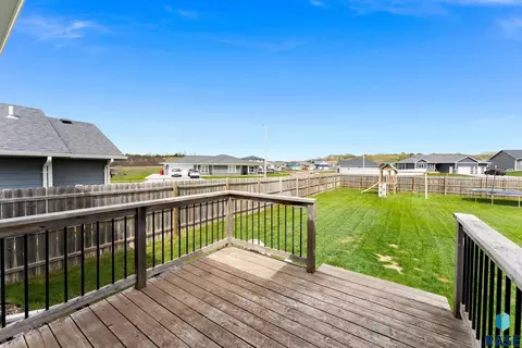 Exterior - 1208 N Broken Bow Ave, Sioux Falls, SD 57103 photo 7 of 13