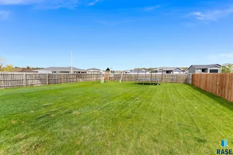 Exterior - 1208 N Broken Bow Ave, Sioux Falls, SD 57103 photo 12 of 13