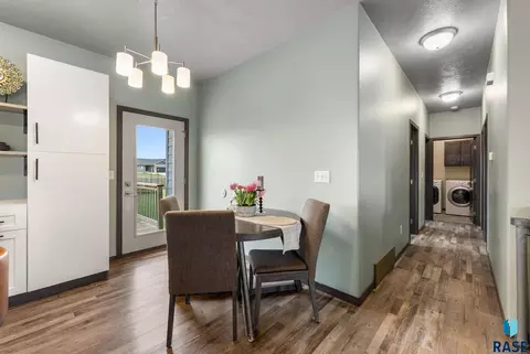 Entry Way - 1208 N Broken Bow Ave, Sioux Falls, SD 57103 photo 3 of 5