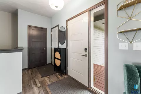 Entry Way - 1208 N Broken Bow Ave, Sioux Falls, SD 57103 photo 1 of 5