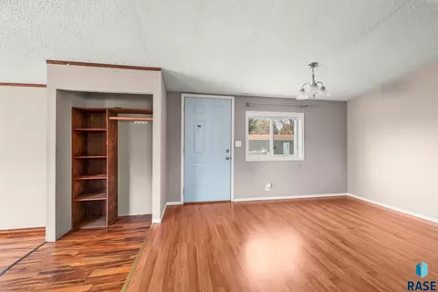 505 N Eagle Pl, Sioux Falls, SD 57107 photo 2