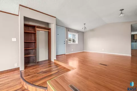 505 N Eagle Pl, Sioux Falls, SD 57107 photo 3