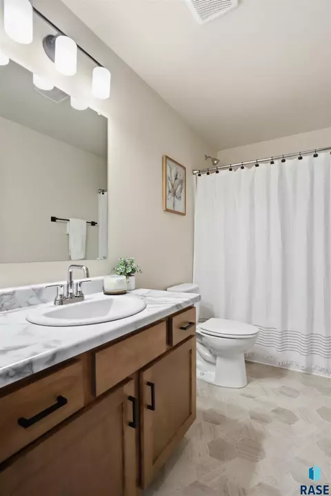 Bath - 8015 E Tencate Pl, Sioux Falls, SD 57110 photo 2 of 3