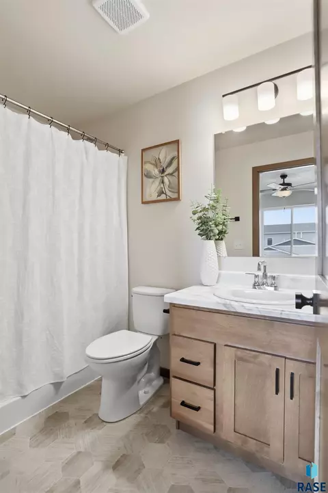 Bath - 8015 E Tencate Pl, Sioux Falls, SD 57110 photo 3 of 3