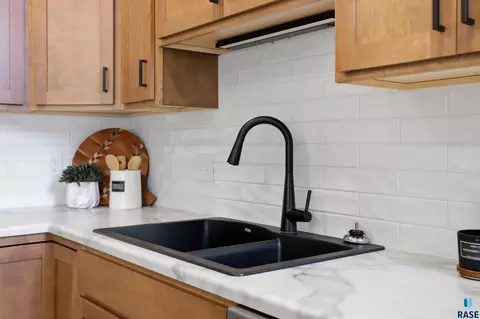 Kitchen - 8015 E Tencate Pl, Sioux Falls, SD 57110 photo 3 of 4
