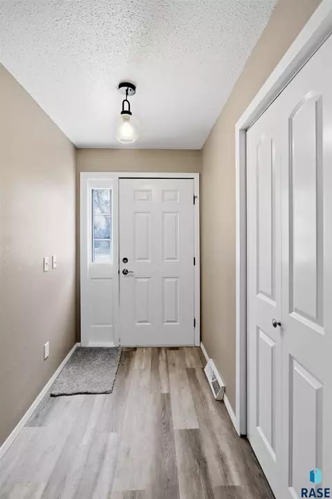 2104 E Russell St, Sioux Falls, SD 57103 photo 3